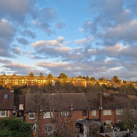 5Min Drive To Luton Airport, 2 Train Stations & Motorway - Free Parking - Late Check Out 11Am - Quiet & Peaceful Location With A Relaxing Garden - Only 25Min Drive To North London - Free Wifi Apartment Exterior photo