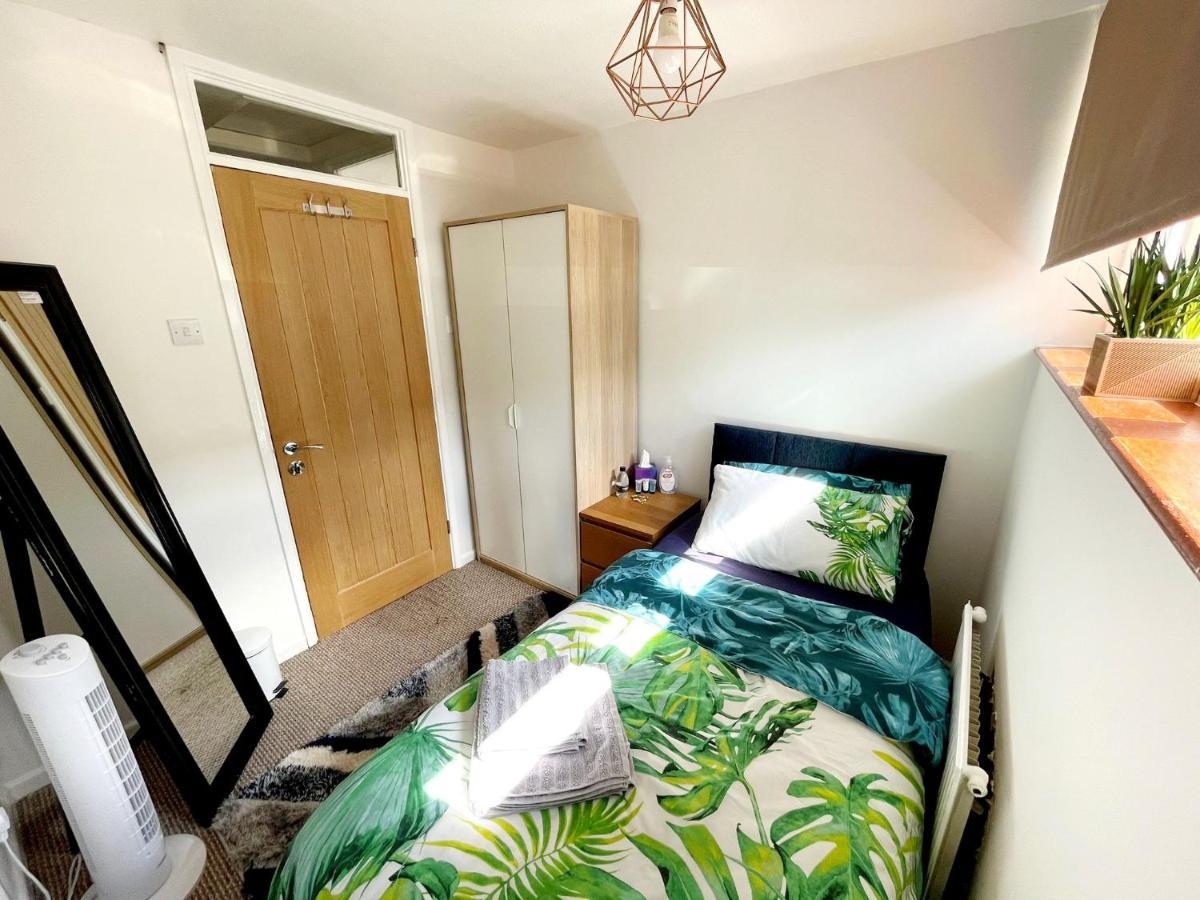 5Min Drive To Luton Airport, 2 Train Stations & Motorway - Free Parking - Late Check Out 11Am - Quiet & Peaceful Location With A Relaxing Garden - Only 25Min Drive To North London - Free Wifi Apartment Exterior photo