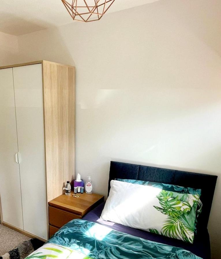 5Min Drive To Luton Airport, 2 Train Stations & Motorway - Free Parking - Late Check Out 11Am - Quiet & Peaceful Location With A Relaxing Garden - Only 25Min Drive To North London - Free Wifi Apartment Exterior photo