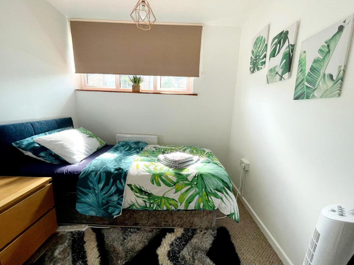 5Min Drive To Luton Airport, 2 Train Stations & Motorway - Free Parking - Late Check Out 11Am - Quiet & Peaceful Location With A Relaxing Garden - Only 25Min Drive To North London - Free Wifi Apartment Exterior photo