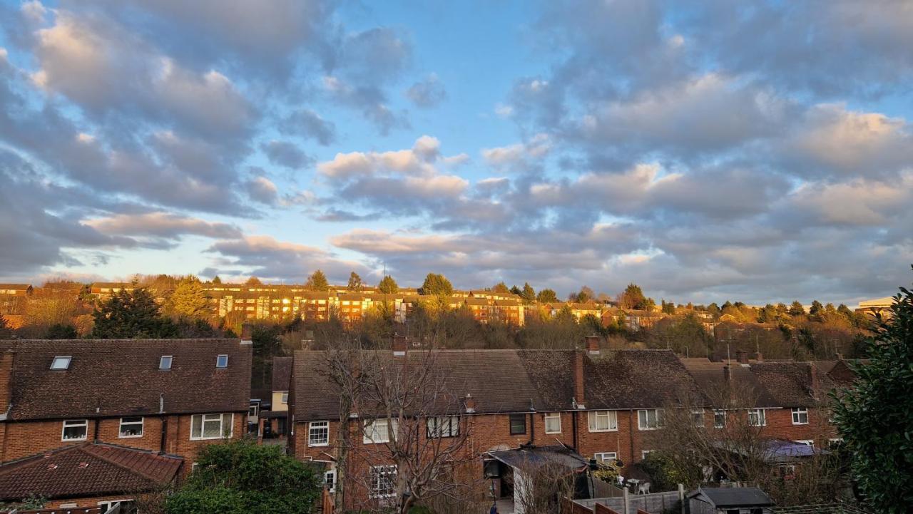 5Min Drive To Luton Airport, 2 Train Stations & Motorway - Free Parking - Late Check Out 11Am - Quiet & Peaceful Location With A Relaxing Garden - Only 25Min Drive To North London - Free Wifi Apartment Exterior photo